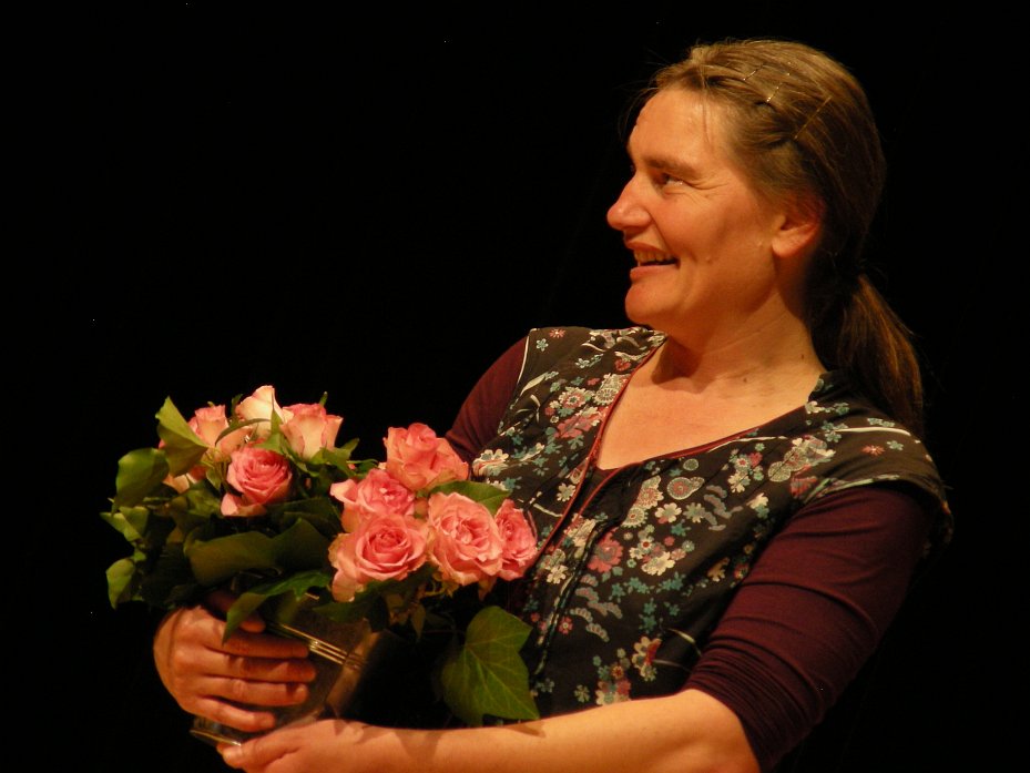 A la fin du spectacle à Viellies-Maisons-sur-Joudry, Véronique
                      Blot en costume de Bernadette la braconnière reçoit un bouquet de roses