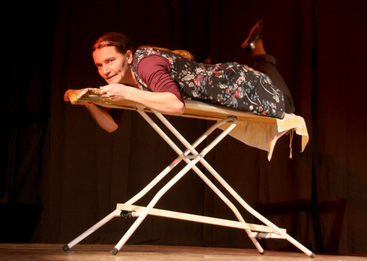 Véronique Blot sur scène incarnant Bernadette la braconnière solognote