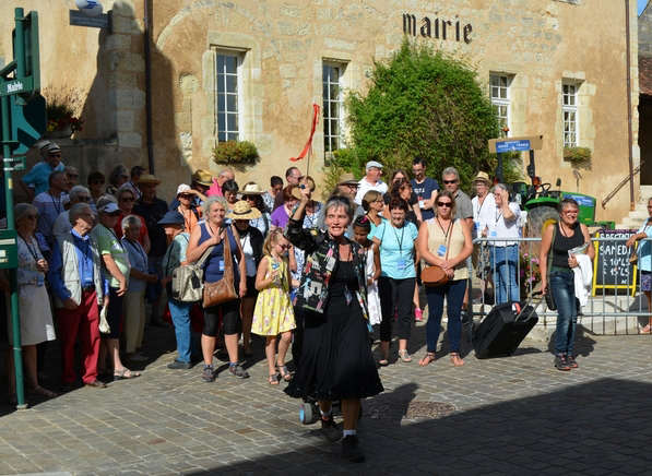 La visite Super guidée
Spectacle visite originale d'un bourg par Véronique Blot,
crédit photo : Laurence Guiboux La visite Super guidée,
Spectacle visite originale d'un bourg par Veronique Blot,
crédit photo : Laurence Guiboux