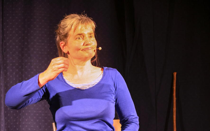Vachement belle
spectacle pour l'amour des vaches ferrandaises par Véronique Blot
Crédit Photo Michel Vrilleau Véronique Blot sur scène incarnant Rosalie avec vue sur le décor : une
chaise et un bâton